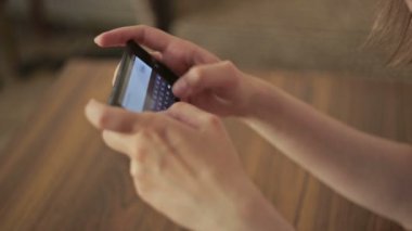 Akıllı telefon kısa mesaj yazarak kadın