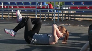 Genç kız birlikte egzersiz mekik işi