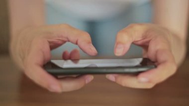 Kadının yazarak metin mesajları akıllı telefon üzerinde eller