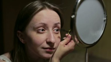 genç kadının makyaj yapması