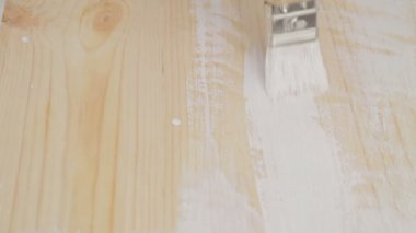 Bir fırça ile ahşap boyama