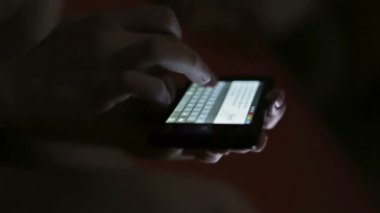 Bir akıllı telefon yazarak kadın