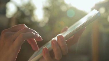 Tablet Pc yakın çekim kullanan kadın