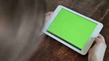 Yeşil perde ile dijital tablet bilgisayarı kullanan kadın