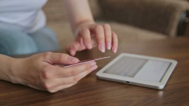 Genç kadın Internet üzerinde satın alma