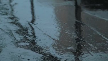 Büyük büyük yağmur damlaları yere çökmesini düşer.