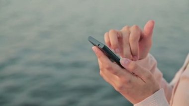 Yolcu gemisinde cep telefonu kullanan kadın