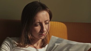 Kadın bir belgeleri okuma