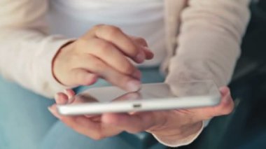 Tablet cruise gemi güvertesinde güneş doğarken kullanan kadın