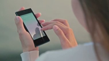 Cruise gemi güvertesinde cep telefonu kullanan kadın