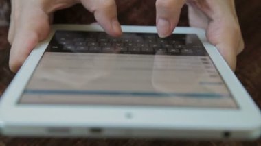 Tipik haber tablete yakın çekim kadın