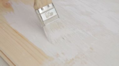 Bir fırça ile ahşap boyama