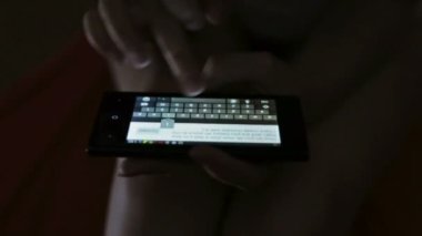 Bir akıllı telefon yazarak kadın