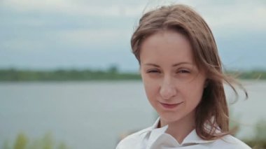 Güzel model kameraya bakarak portresi