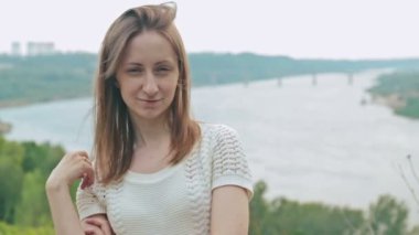 Güzel model kameraya bakarak portresi