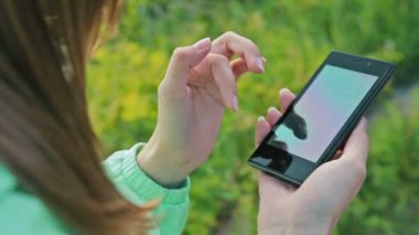 Dokunmatik ekranlı telefonu kullanarak kadın ellerini kapat.