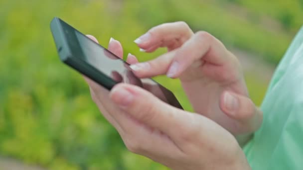 Gros plan d'une femme utilisant un téléphone intelligent mobile