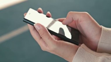 Boş konferans salonunda cep telefonu kullanan kadın cruise gemi