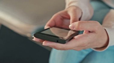 Boş konferans salonunda cep telefonu kullanan kadın cruise gemi