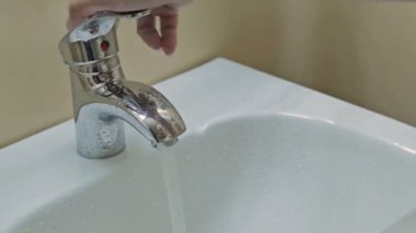 Açma, çalışan ve dönme uzakta banyo musluk