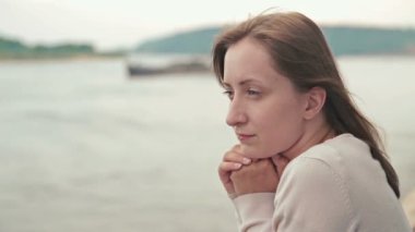 Cruise gemi güverte üzerinde duran ve nehirde seyir genç güzel kadın.