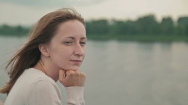 Cruise gemi güverte üzerinde duran ve nehirde seyir genç güzel kadın.