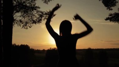 Atlama, dans ve having fun ormanda günbatımında genç mutlu kadın