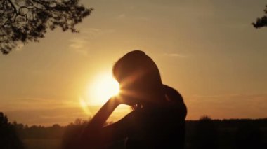 Müzik ve ormanda dans kulaklıktan koyarak kadın