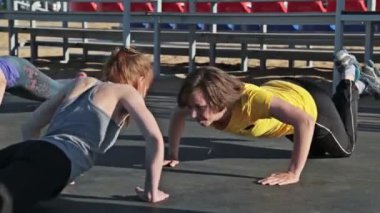 İki genç kadın şınav