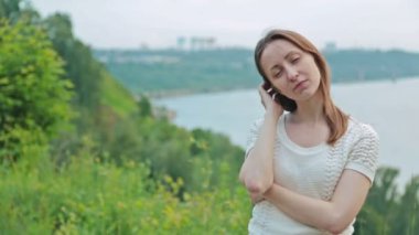 Güzel model kameraya bakarak portresi