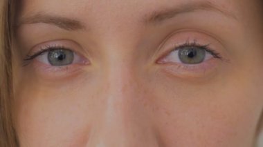 Büyük genç kadının gözünde kapat