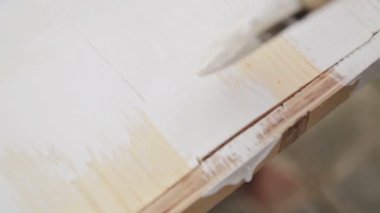 Bir fırça ile ahşap boyama