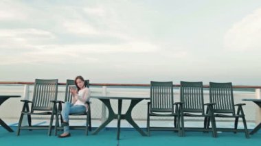 pc dijital tablet güvertesinde oturan kadınla at sunrise gemisi