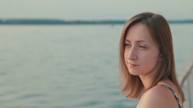 Gemisi güvertede genç kadın görüntüsünü kapatmak