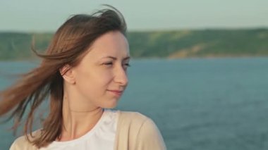 Gündoğumu, gezinti gemisinde genç kadın