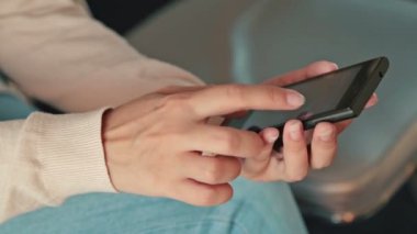Boş konferans salonunda cep telefonu kullanan kadın cruise gemi