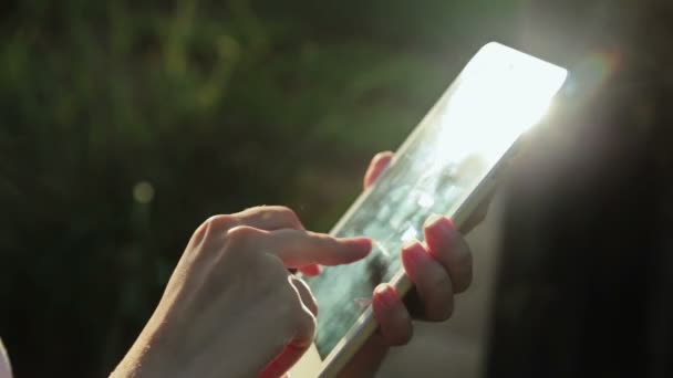 Femme utilisant comprimé PC gros plan, fusées éclairantes 