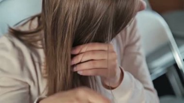 Güzel kadın saç sabitleme