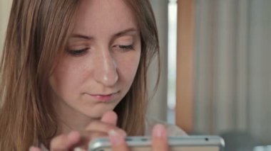 Kadın onun yeni dijital Pc tablet boş konferans Salonu'nda kullanır.