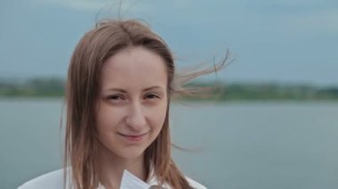 Güzel model kameraya bakarak portresi