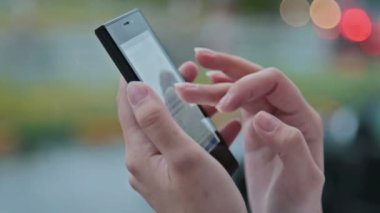 Akıllı cep telefonu kullanan bir kadına yakınlaş