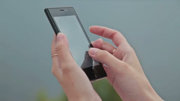 gros plan des mains de la femme en utilisant un smartphone