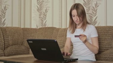 Online Kredi kartı ile dizüstü bilgisayar alışveriş kadın