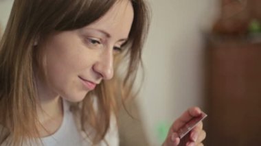 Genç kadın Internet üzerinde satın alma