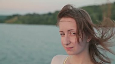 Gezinti gemisinde genç kadın görüntüsünü kapatmak