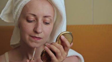 Genç kadın geçerlidir kapatıcı Vakfı krem makyaj