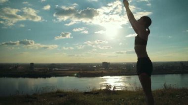 Gün batımında pratik Yoga parkta kadın