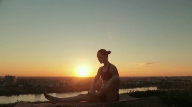 Gün batımında pratik Yoga parkta kadın
