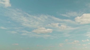 Beyaz bulutların üzerinde mavi gökyüzü çalışan