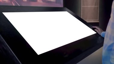 Sergide boş beyaz ekran kioskuna bakan kadın - beyaz ekran konsepti